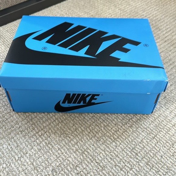 Nike Air Jordan Retro High OG UNC Toe - Picture 4 of 5